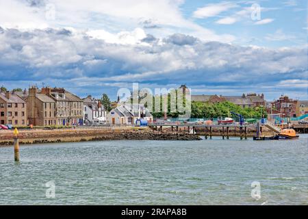 Montrose Scotland River South Esk, le case di strada del porto Wharf e la stazione delle imbarcazioni di salvataggio RNLI Foto Stock