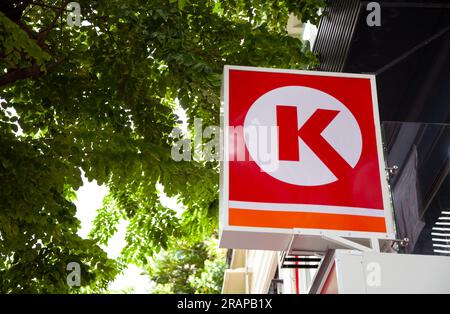 Ho chi Minh City, Vietnam - 4 giugno 2023: Catena internazionale di minimarket, logo Circle K su un cartello commerciale. Pubblicità con scatola luminosa quadrata rossa Foto Stock