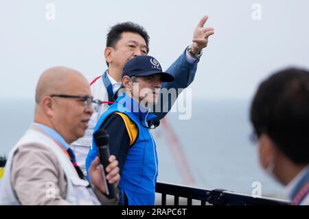 Futaba, Giappone. 5 luglio 2023. Rafael Mariano grossi, Direttore generale dell'Agenzia internazionale per l'energia atomica, centro, ascolta Tomoaki Kobayakawa, presidente della Tokyo Electric Power Co., centro indietro, spiegare le strutture utilizzate per rilasciare le acque reflue trattate, mentre visiti la centrale nucleare danneggiata di Fukushima a Futaba, Giappone nordorientale, mercoledì 5 luglio 2023. (Immagine di credito: © POOL via ZUMA Press Wire) SOLO USO EDITORIALE! Non per USO commerciale! Foto Stock