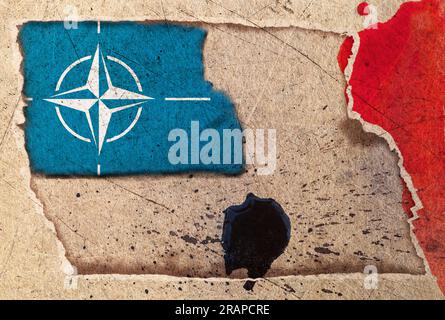 Bandiera dell'Organizzazione del Trattato del Nord Atlantico NATO su uno sfondo astratto di carta strappata e macchiata. Stile grunge Foto Stock