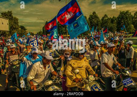 Sam Rainsy sostenitore durante una manifestazione motociclistica politica prima delle elezioni generali del 2013 per il primo ministro. Phnom Penh, Cambogia. © Kraig Lieb Foto Stock