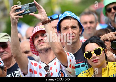 Pau, Francia. 5 luglio 2023. L'immagine mostra i tifosi all'inizio della quinta tappa del Tour de France, una corsa di 162 km da Pau a Laruns, Francia, mercoledì 05 luglio 2023. Il Tour de France di quest'anno si svolge dal 1° al 23 luglio 2023. BELGA PHOTO JASPER JACOBS Credit: Belga News Agency/Alamy Live News Foto Stock