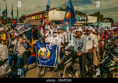 I sostenitori di Sam Rainsy bloccano le strade di Phnom Penh durante un raduno motociclistico politico. Phnom Penh, Cambogia. © Kraig Lieb Foto Stock