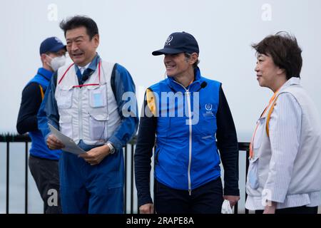 Futaba, Giappone. 5 luglio 2023. Tomoaki Kobayakawa, presidente della Tokyo Electric Power Co., sinistra, e vice ministro dell'industria giapponese Fusae Ota scortano Rafael Mariano grossi, direttore generale dell'Agenzia internazionale per l'energia atomica, tornano al loro autobus mentre visitano la centrale nucleare danneggiata di Fukushima a Futaba, Giappone nordorientale, mercoledì 5 luglio 2023. (Immagine di credito: © POOL via ZUMA Press Wire) SOLO USO EDITORIALE! Non per USO commerciale! Foto Stock