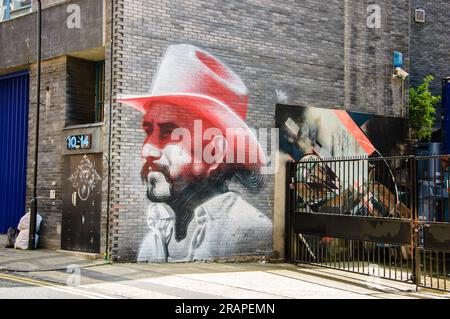 LONDRA, INGHILTERRA, Regno Unito - 4 MAGGIO 2014: Graffiti Cowboy sul muro in Hewlett Street (creato da El Mac). Arte urbana nella zona di Shoreditch Foto Stock