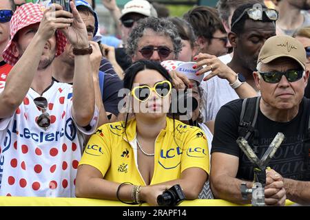 Pau, Francia. 5 luglio 2023. L'immagine mostra i tifosi all'inizio della quinta tappa del Tour de France, una corsa di 162 km da Pau a Laruns, Francia, mercoledì 05 luglio 2023. Il Tour de France di quest'anno si svolge dal 1° al 23 luglio 2023. BELGA PHOTO DIRK WAEM Credit: Belga News Agency/Alamy Live News Foto Stock