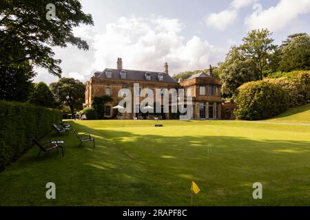 Hadspen, Castle Carey, Somerset, Inghilterra, Regno Unito. Giugno 2023. Prato per croquet presso il Newt nel Somerset sul retro dell'edificio dell'hotel. Foto Stock