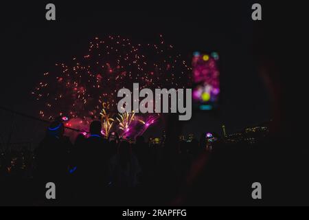 Seattle, Stati Uniti. 4 luglio 2023. Il cielo notturno sopra il lago Union a Seattle è stato illuminato da uno spettacolo mozzafiato di fuochi d'artificio, che proiettano un'affascinante luce che ha affascinato gli spettatori del gas Works Park. In una notevole dimostrazione di unità, decine di migliaia di persone provenienti da diversi background si sono riunite al gas Works Park, abbracciando il vero spirito della terra delle opportunità. L'occasione è stata l'attesissimo ritorno dei fuochi d'artificio del 4 luglio sul lago Union, che ha segnato il momento culminante del quarto evento estivo di Seafair. Credito: SOPA Images Limited/Alamy Live News Foto Stock