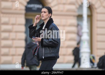 Donna croata che cammina in Piazza Ban Jelacic, Zagabria, Croazia Foto Stock