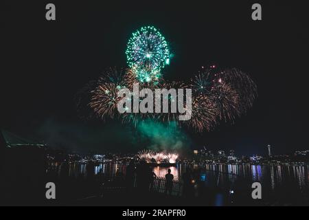 Il cielo notturno sopra il lago Union a Seattle è stato illuminato da uno spettacolo mozzafiato di fuochi d'artificio, che proiettano un'affascinante luce che ha affascinato gli spettatori del gas Works Park. In una notevole dimostrazione di unità, decine di migliaia di persone provenienti da diversi background si sono riunite al gas Works Park, abbracciando il vero spirito della terra delle opportunità. L'occasione è stata l'attesissimo ritorno dei fuochi d'artificio del 4 luglio sul lago Union, che ha segnato il momento culminante del quarto evento estivo di Seafair. (Foto di Chin Hei Leung / SOPA Images/Sipa USA) Foto Stock