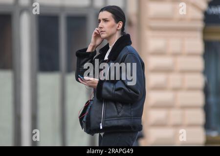 Donna croata che cammina in Piazza Ban Jelacic, Zagabria, Croazia Foto Stock