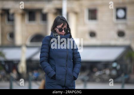 Donna croata che cammina in Piazza Ban Jelacic, Zagabria, Croazia Foto Stock