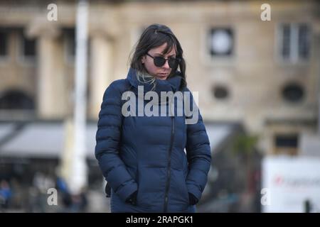 Donna croata che cammina in Piazza Ban Jelacic, Zagabria, Croazia Foto Stock