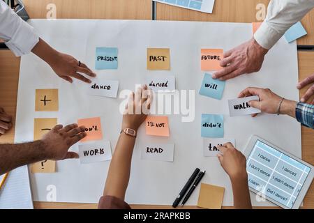 Vista dall'alto del gruppo di studenti che imparano le parole in inglese insieme all'insegnante durante la lezione Foto Stock