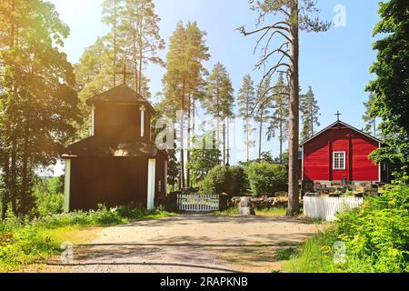 Chiesa di Karkola in legno rosso, costruita nel 1842, e campanile a Pusula, Lohja, Finlandia, in una splendida giornata estiva. Giugno 2023. Foto Stock