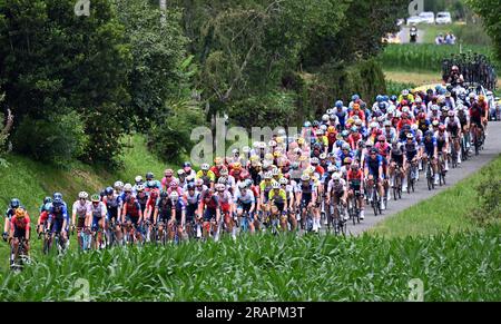 Laruns, Francia. 5 luglio 2023. Il branco di piloti raffigurati in azione durante la quinta tappa del Tour de France, una corsa di 162 km da Pau a Laruns, Francia, mercoledì 05 luglio 2023. Il Tour de France di quest'anno si svolge dal 1° al 23 luglio 2023. BELGA PHOTO JASPER JACOBS Credit: Belga News Agency/Alamy Live News Foto Stock