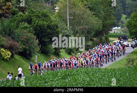 Laruns, Francia. 5 luglio 2023. Il branco di piloti raffigurati in azione durante la quinta tappa del Tour de France, una corsa di 162 km da Pau a Laruns, Francia, mercoledì 05 luglio 2023. Il Tour de France di quest'anno si svolge dal 1° al 23 luglio 2023. BELGA PHOTO JASPER JACOBS Credit: Belga News Agency/Alamy Live News Foto Stock