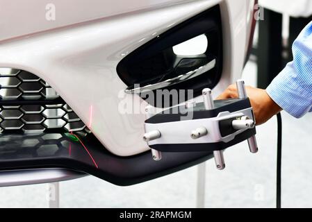 Gli scanner laser 3D portatili misurano la precisione delle parti automobilistiche. negli impianti industriali. Foto Stock