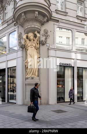 Scultura su Una facciata barocca di Un edificio storico, Vienna, Austria Foto Stock