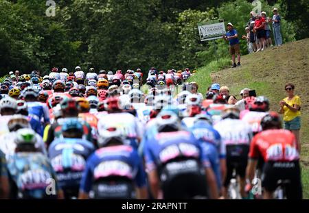 Laruns, Francia. 5 luglio 2023. Il branco di piloti raffigurati in azione durante la quinta tappa del Tour de France, una corsa di 162 km da Pau a Laruns, Francia, mercoledì 05 luglio 2023. Il Tour de France di quest'anno si svolge dal 1° al 23 luglio 2023. BELGA PHOTO JASPER JACOBS Credit: Belga News Agency/Alamy Live News Foto Stock