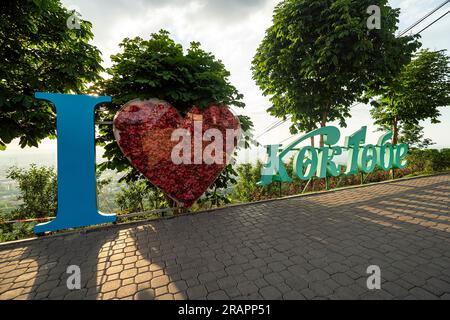 Incredibile vista panoramica del tramonto sulla città di Almaty dalla collina di Kok-Tobe in una nuvolosa serata. Il miglior punto panoramico nella capitale meridionale del Kazakistan. Traduzione da Ka Foto Stock