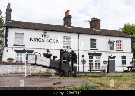 Il pub Kings Lock a Middlewich, Cheshire, Regno Unito, sul Trent e sul canale Mersey. Foto Stock