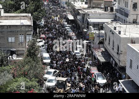 Jenin, territori palestinesi. 5 luglio 2023. I lutti partecipano ai funerali dei palestinesi uccisi dalle forze israeliane in Cisgiordania. Nove persone sono state uccise nel più grande schieramento israeliano in Cisgiordania negli ultimi 20 anni, mentre migliaia si sono riunite a Jenin per i loro funerali mercoledì. Credito: Ayman Nobani/dpa/Alamy Live News Foto Stock