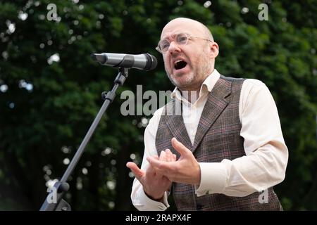 Edimburgo, Scozia, Regno Unito, 5 luglio 2023. I manifestanti partecipano a una manifestazione del gruppo anti-monarchico Our Republic fuori dal Parlamento scozzese a Holyrood. Il re Carlo III di Edimburgo deve essere presentato oggi le onorificenze di Scozia nella Cattedrale di St Giles. Le onorificenze di Scozia sono i gioielli della corona scozzese. PIC: Il co-leader dei Verdi scozzesi Patrick Harvey MSP parla alla manifestazione. Iain Masterton/Alamy Live News Foto Stock