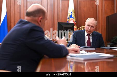 Mosca, Russia. 4 luglio 2023. Il presidente russo Vladimir Putin durante un incontro faccia a faccia con il primo ministro Mikhail Mishustin, a sinistra, al Cremlino, il 4 luglio 2023 a Mosca, Russia. Credito: Alexander Kazakov/Cremlino Pool/Alamy Live News Foto Stock