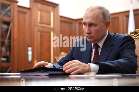 Mosca, Russia. 4 luglio 2023. Il presidente russo Vladimir Putin durante un incontro faccia a faccia con il primo ministro Mikhail Mishustin al Cremlino, il 4 luglio 2023, a Mosca, in Russia. Credito: Alexander Kazakov/Cremlino Pool/Alamy Live News Foto Stock