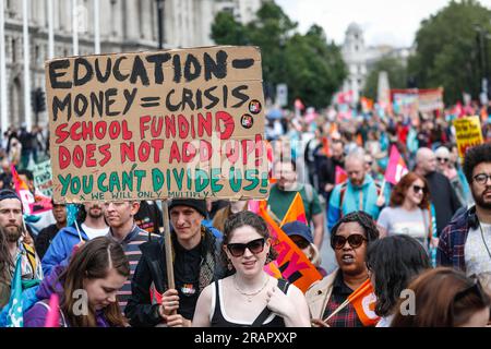 Regno Unito, 5 luglio 2023. I sindacati dell'insegnamento e dell'istruzione, gli insegnanti, i lavoratori dell'istruzione e i loro sostenitori marciano dalla South Bank a Westminster fino al Dipartimento dell'istruzione e terminano in Parliament Square. Centinaia di migliaia di insegnanti appartenenti alla National Education Union (NEU) in Inghilterra sono in sciopero oggi in una controversia in corso sulla retribuzione. Foto Stock