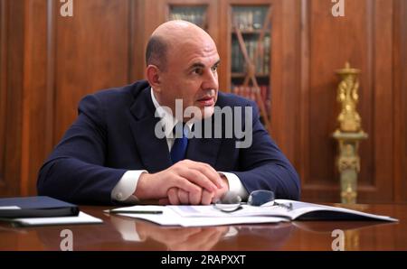 Mosca, Russia. 4 luglio 2023. Il primo ministro russo Mikhail Mishustin durante un incontro faccia a faccia ospitato dal presidente Vladimir Putin al Cremlino, il 4 luglio 2023, a Mosca, in Russia. Credito: Alexander Kazakov/Cremlino Pool/Alamy Live News Foto Stock