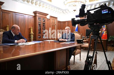 Mosca, Russia. 4 luglio 2023. Il presidente russo Vladimir Putin durante un incontro faccia a faccia con il primo ministro Mikhail Mishustin, a sinistra, al Cremlino, il 4 luglio 2023 a Mosca, Russia. Credito: Alexander Kazakov/Cremlino Pool/Alamy Live News Foto Stock