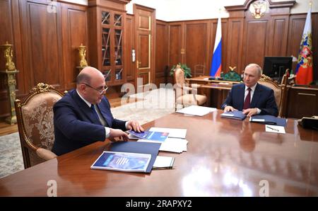 Mosca, Russia. 4 luglio 2023. Il presidente russo Vladimir Putin durante un incontro faccia a faccia con il primo ministro Mikhail Mishustin, a sinistra, al Cremlino, il 4 luglio 2023 a Mosca, Russia. Credito: Alexander Kazakov/Cremlino Pool/Alamy Live News Foto Stock