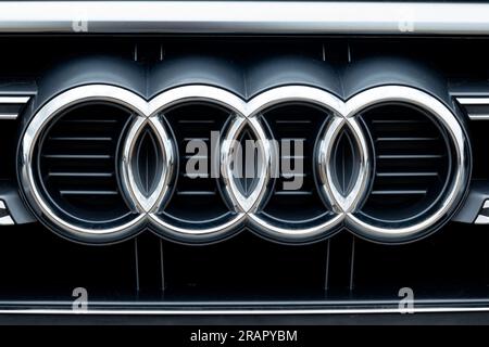 HUDSON, WISCONSIN, Stati Uniti - 23 APRILE 2023: Primo piano della griglia Audi e logo del marchio. Foto Stock