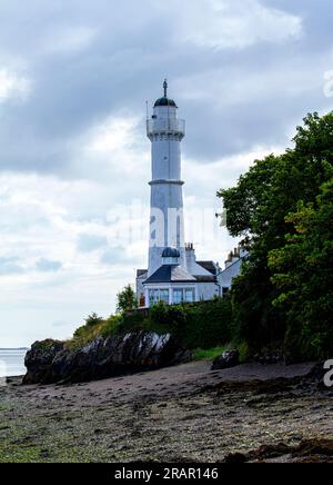 Tayport, Fife, Scozia, Regno Unito. 5 luglio 2023. Meteo Regno Unito: Questa mattina abbiamo visto un mix di nuvoloso e delizioso sole caldo, con temperature che hanno raggiunto i 22 °C nel nord-est della Scozia. Splendide vedute del 1823 Tayport High Lighthouse, comunemente conosciuto come West Lighthouse a Fife, Scozia. Crediti: Dundee Photographics/Alamy Live News Foto Stock