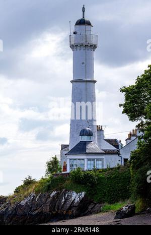 Tayport, Fife, Scozia, Regno Unito. 5 luglio 2023. Meteo Regno Unito: Questa mattina abbiamo visto un mix di nuvoloso e delizioso sole caldo, con temperature che hanno raggiunto i 22 °C nel nord-est della Scozia. Splendide vedute del 1823 Tayport High Lighthouse, comunemente conosciuto come West Lighthouse a Fife, Scozia. Crediti: Dundee Photographics/Alamy Live News Foto Stock