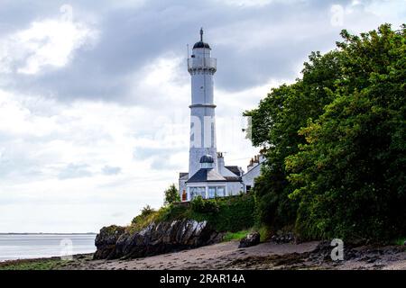 Tayport, Fife, Scozia, Regno Unito. 5 luglio 2023. Meteo Regno Unito: Questa mattina abbiamo visto un mix di nuvoloso e delizioso sole caldo, con temperature che hanno raggiunto i 22 °C nel nord-est della Scozia. Splendide vedute del 1823 Tayport High Lighthouse, comunemente conosciuto come West Lighthouse a Fife, Scozia. Crediti: Dundee Photographics/Alamy Live News Foto Stock