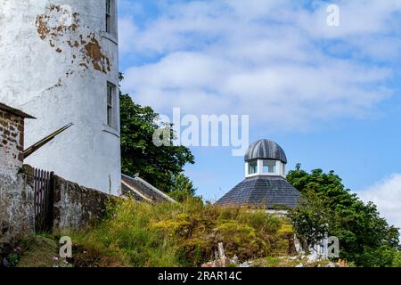 Tayport, Fife, Scozia, Regno Unito. 5 luglio 2023. Meteo Regno Unito: Questa mattina abbiamo visto un mix di nuvoloso e delizioso sole caldo, con temperature che hanno raggiunto i 22 °C nel nord-est della Scozia. Splendide vedute del 1823 Tayport High Lighthouse, comunemente conosciuto come West Lighthouse a Fife, Scozia. Crediti: Dundee Photographics/Alamy Live News Foto Stock