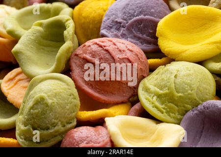 La pasta cruda di Orecchiette Acrobaleno si avvicina come sfondo Foto Stock