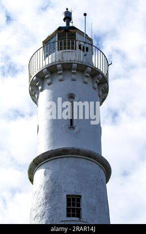 Tayport, Fife, Scozia, Regno Unito. 5 luglio 2023. Meteo Regno Unito: Questa mattina abbiamo visto un mix di nuvoloso e delizioso sole caldo, con temperature che hanno raggiunto i 22 °C nel nord-est della Scozia. Splendide vedute del 1823 Tayport High Lighthouse, comunemente conosciuto come West Lighthouse a Fife, Scozia. Crediti: Dundee Photographics/Alamy Live News Foto Stock