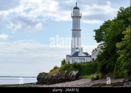 Tayport, Fife, Scozia, Regno Unito. 5 luglio 2023. Meteo Regno Unito: Questa mattina abbiamo visto un mix di nuvoloso e delizioso sole caldo, con temperature che hanno raggiunto i 22 °C nel nord-est della Scozia. Splendide vedute del 1823 Tayport High Lighthouse, comunemente conosciuto come West Lighthouse a Fife, Scozia. Crediti: Dundee Photographics/Alamy Live News Foto Stock