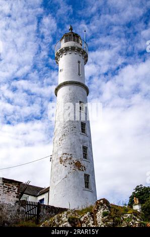 Tayport, Fife, Scozia, Regno Unito. 5 luglio 2023. Meteo Regno Unito: Questa mattina abbiamo visto un mix di nuvoloso e delizioso sole caldo, con temperature che hanno raggiunto i 22 °C nel nord-est della Scozia. Splendide vedute del 1823 Tayport High Lighthouse, comunemente conosciuto come West Lighthouse a Fife, Scozia. Crediti: Dundee Photographics/Alamy Live News Foto Stock