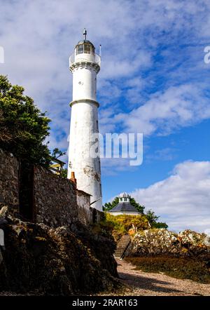 Tayport, Fife, Scozia, Regno Unito. 5 luglio 2023. Meteo Regno Unito: Questa mattina abbiamo visto un mix di nuvoloso e delizioso sole caldo, con temperature che hanno raggiunto i 22 °C nel nord-est della Scozia. Splendide vedute del 1823 Tayport High Lighthouse, comunemente conosciuto come West Lighthouse a Fife, Scozia. Crediti: Dundee Photographics/Alamy Live News Foto Stock