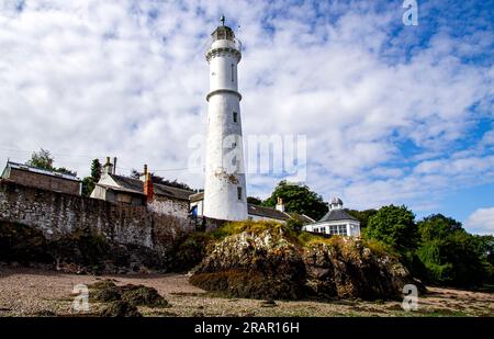 Tayport, Fife, Scozia, Regno Unito. 5 luglio 2023. Meteo Regno Unito: Questa mattina abbiamo visto un mix di nuvoloso e delizioso sole caldo, con temperature che hanno raggiunto i 22 °C nel nord-est della Scozia. Splendide vedute del 1823 Tayport High Lighthouse, comunemente conosciuto come West Lighthouse a Fife, Scozia. Crediti: Dundee Photographics/Alamy Live News Foto Stock