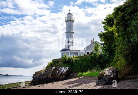 Tayport, Fife, Scozia, Regno Unito. 5 luglio 2023. Meteo Regno Unito: Questa mattina abbiamo visto un mix di nuvoloso e delizioso sole caldo, con temperature che hanno raggiunto i 22 °C nel nord-est della Scozia. Splendide vedute del 1823 Tayport High Lighthouse, comunemente conosciuto come West Lighthouse a Fife, Scozia. Crediti: Dundee Photographics/Alamy Live News Foto Stock