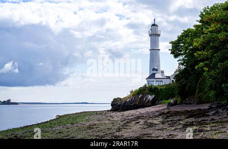 Tayport, Fife, Scozia, Regno Unito. 5 luglio 2023. Meteo Regno Unito: Questa mattina abbiamo visto un mix di nuvoloso e delizioso sole caldo, con temperature che hanno raggiunto i 22 °C nel nord-est della Scozia. Splendide vedute del 1823 Tayport High Lighthouse, comunemente conosciuto come West Lighthouse a Fife, Scozia. Crediti: Dundee Photographics/Alamy Live News Foto Stock