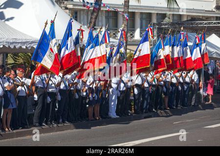 Saint Denis, la Réunion - 14 luglio 2016: Veterani dell'esercito francese che sfilano con le bandiere francesi durante il giorno della Bastiglia. Foto Stock