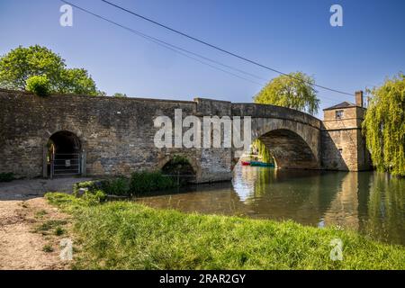 La casa a pedaggio Ha'penny e il ponte sul Tamigi a Lechlade-on-Thames, Gloucestershire / Wiltshire, Inghilterra Foto Stock