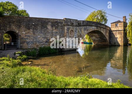 La casa a pedaggio Ha'penny e il ponte sul Tamigi a Lechlade-on-Thames, Gloucestershire / Wiltshire, Inghilterra Foto Stock